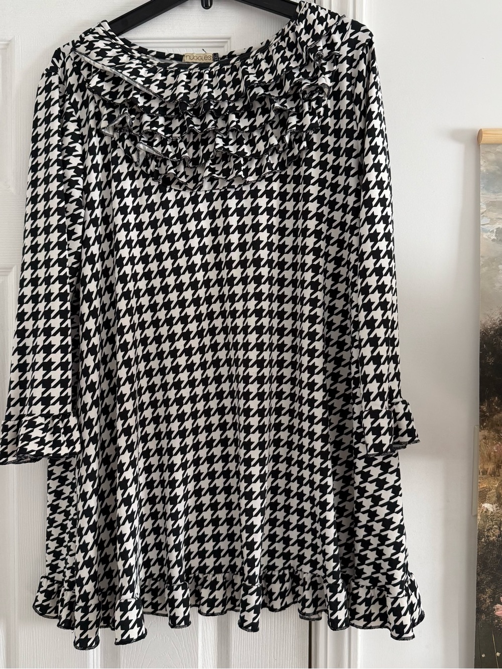 Ruffle-Neck Houndstooth Tunic Top in Black & White
